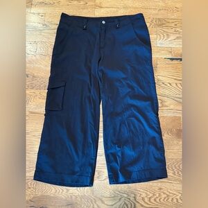 Lucy. Roll-up Cargo Lightweight Cropped Pant. Black. Size 8.